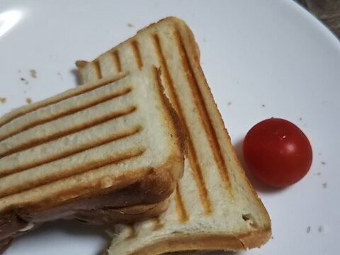 サラダチキンとネギマヨチーズのホットサンド